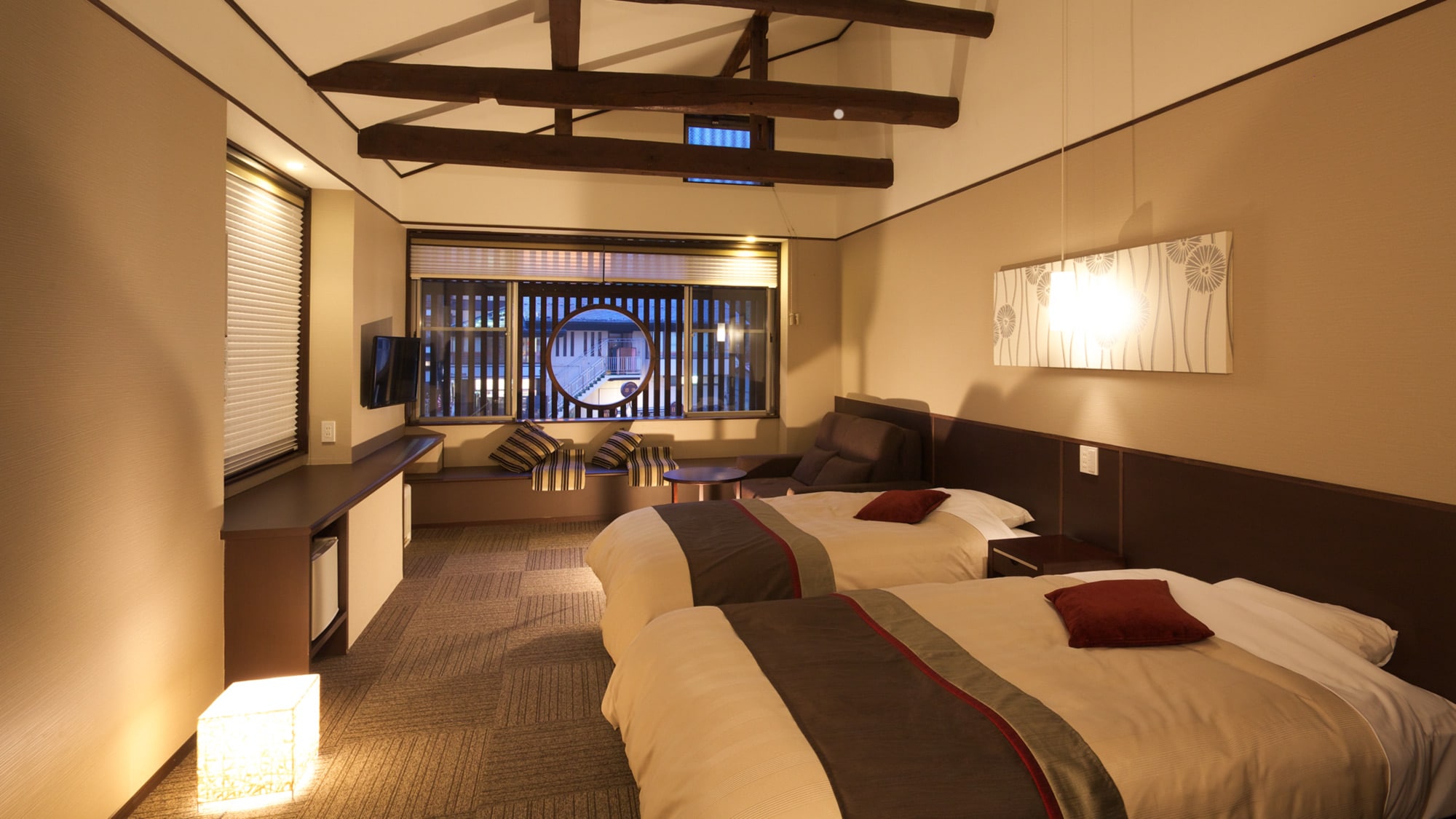 [Yubatake view guest room] Twin room with a view of Kusatsu Onsen's famous place & ldquo; Yubatake & rdquo ;. Internet is available indoors.