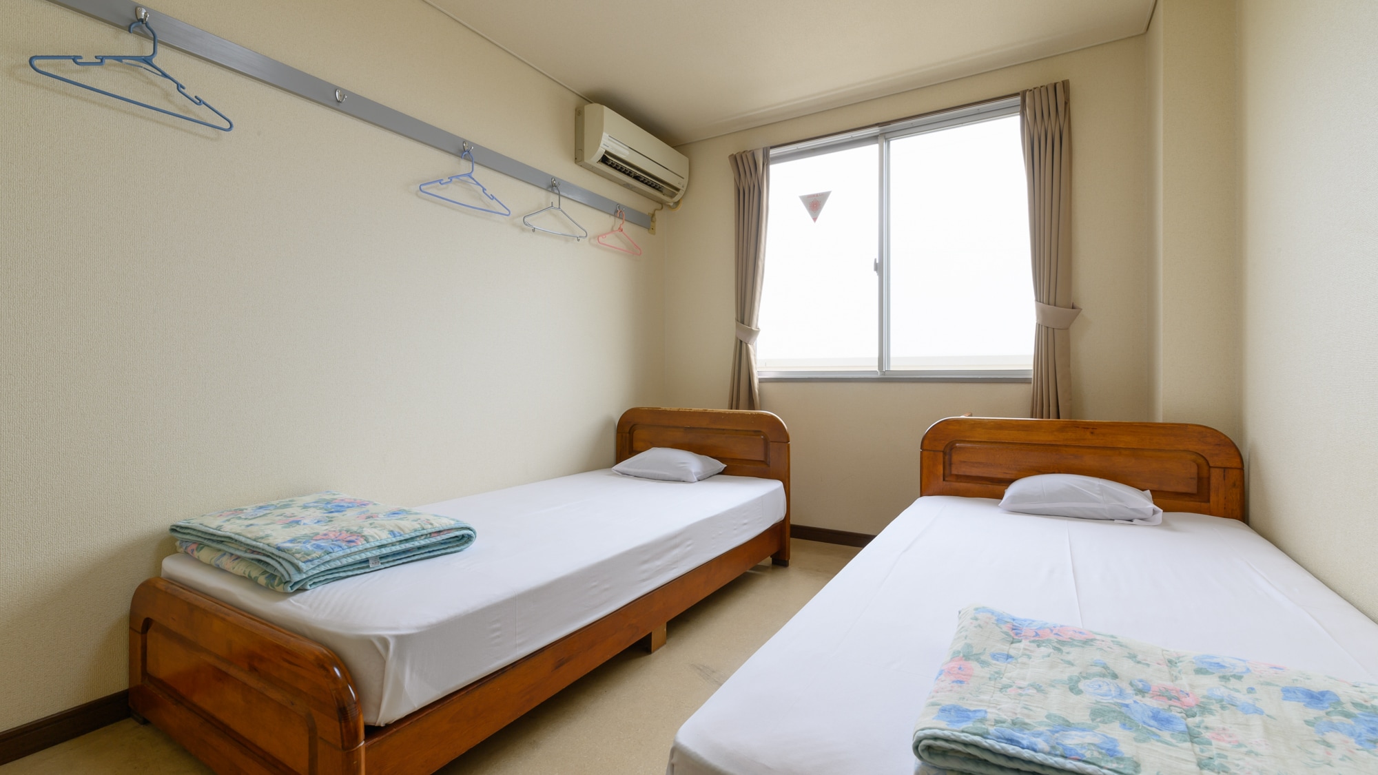 [Smoking] Twin room (no bath or toilet)