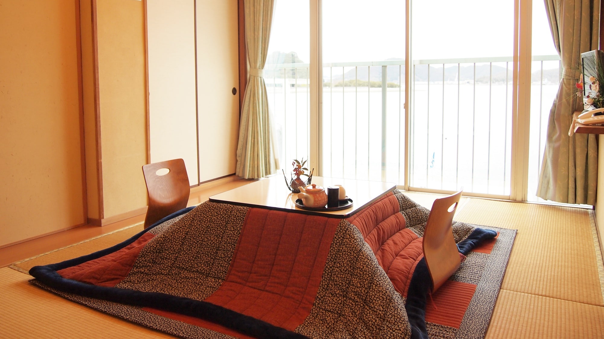 * [Room with semi-open-air bath] Please relax while looking at the Seto Inland Sea.