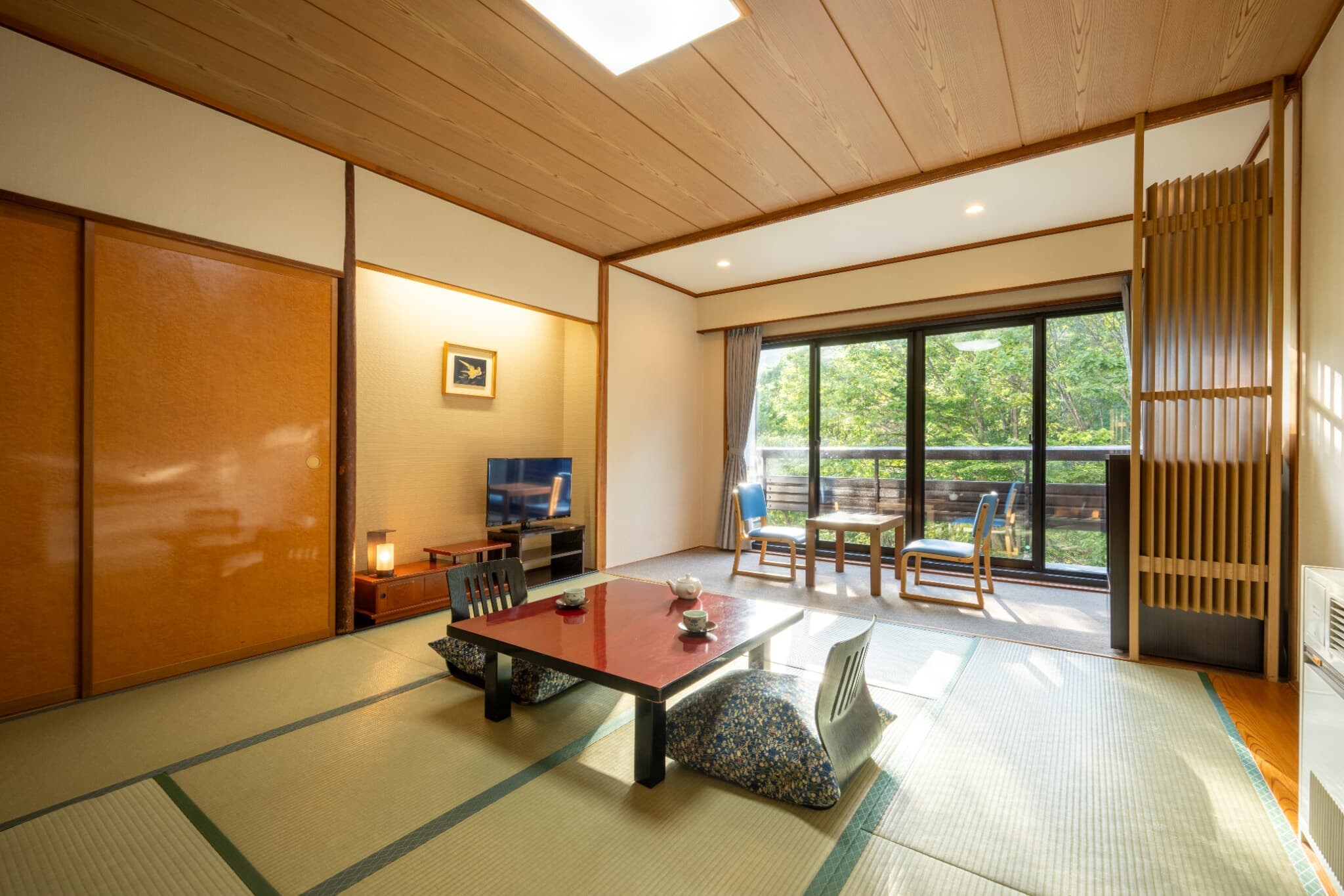 主樓日式房間，山坡