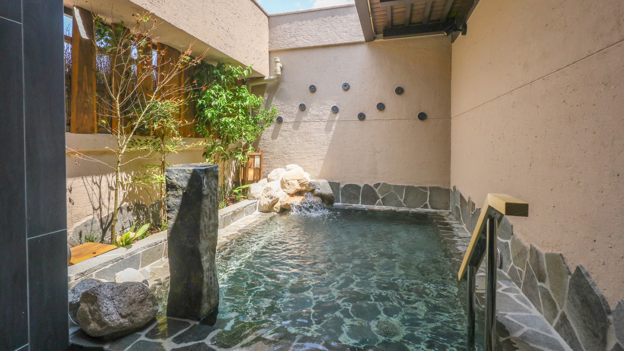[Women] Open-air bath (water temperature: 41-42℃)