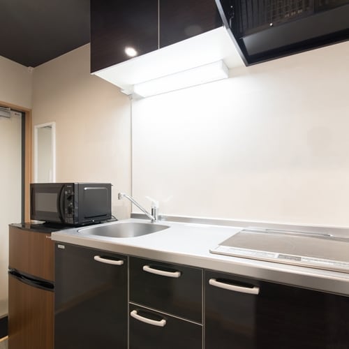 The easy-to-use kitchen is equipped with a microwave oven and a 2-door refrigerator ♪