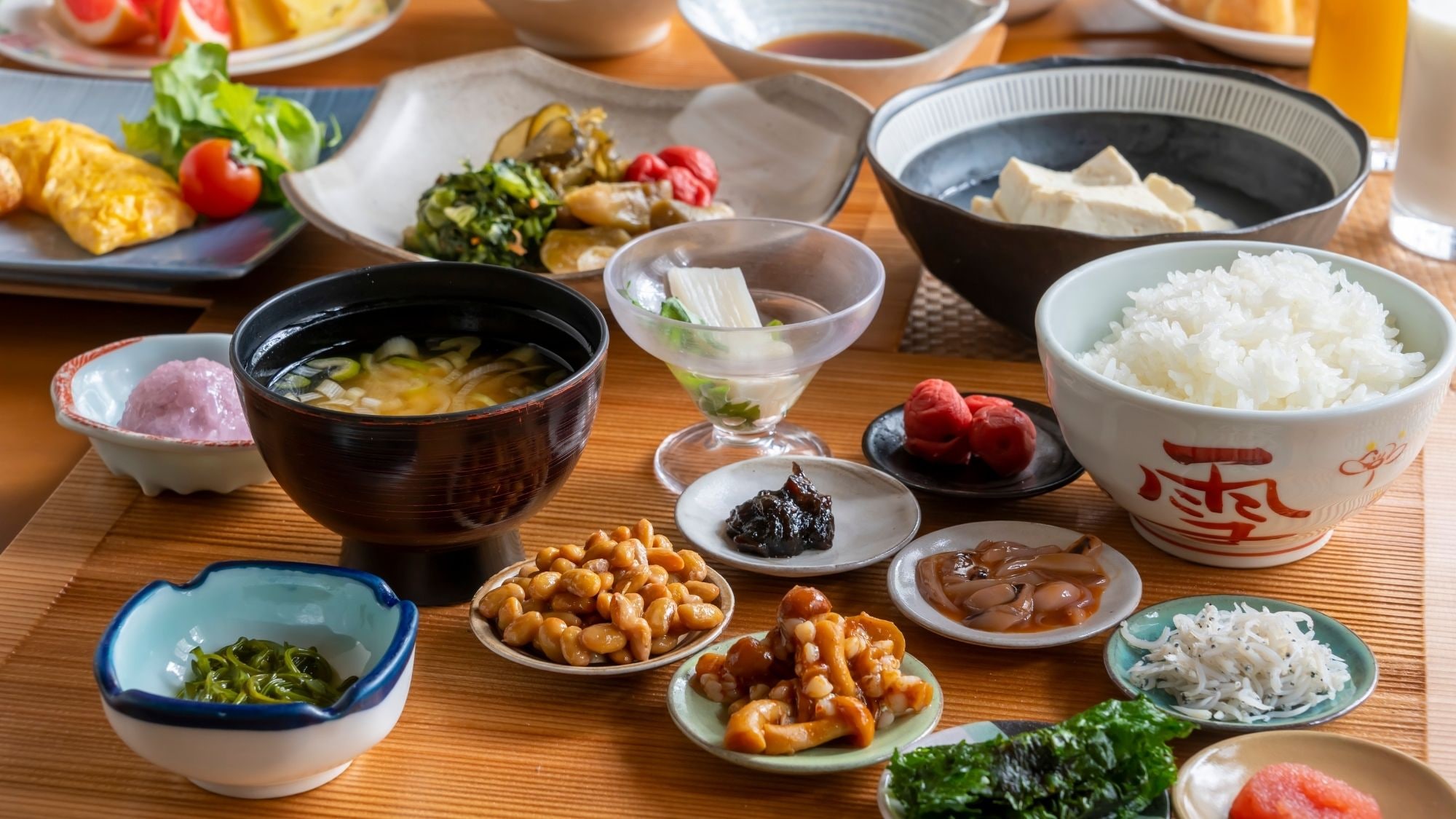 아침 식사의 일본과 서양 뷔페에서는, 야마가타 특유의 밥의 동행을 많이 준비하고 있습니다