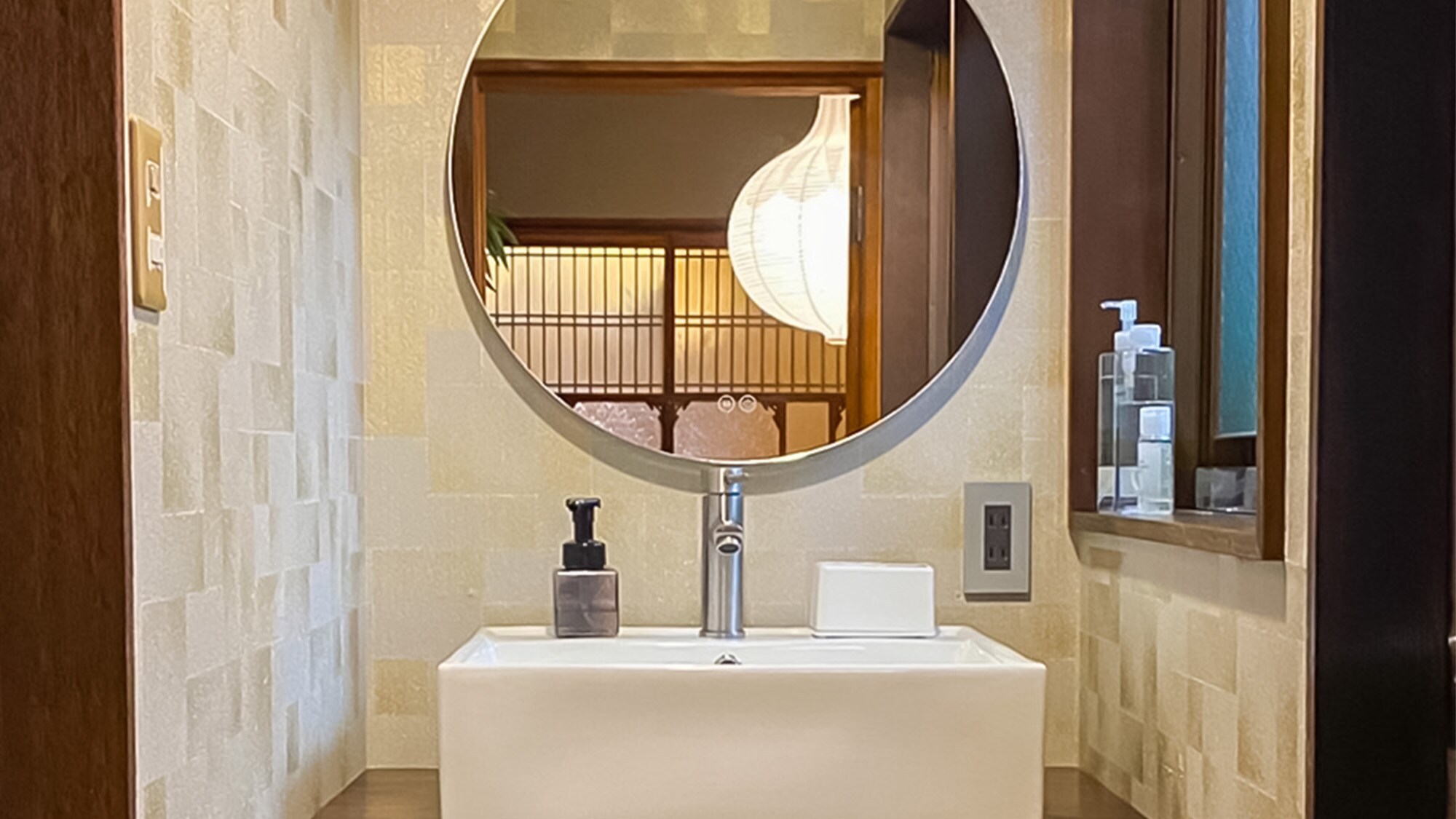 ・<1F washroom> Large round mirror and abundant amenities. A comfortable space.