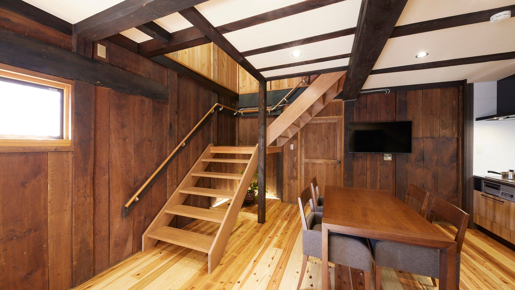 ・[Interior] The stairs next to the dining room lead to the bedroom space on the second floor. The living space is easy and comfortable.