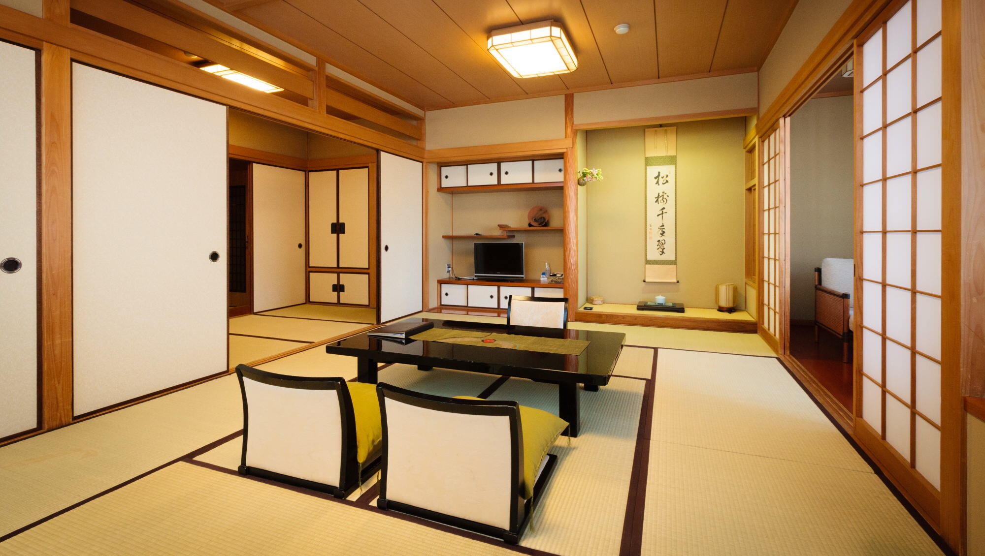 ◆ Kyoto-style pure Japanese-style room (12 tatami mats + next room) ◆ With bath and toilet ◆ No smoking