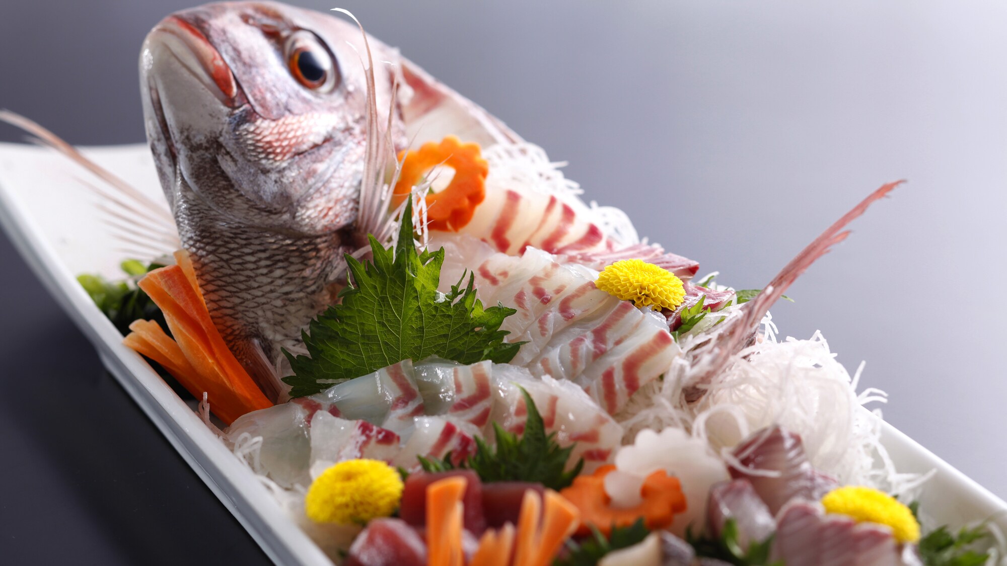 A special dish (image) packed with autumn ingredients carefully selected by the chef, including red leaf snapper and Awaji beef.