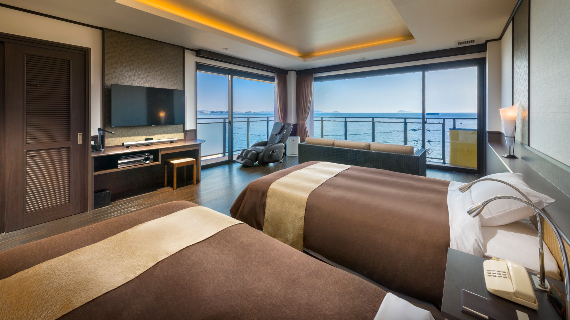 [Furari] An example of a twin room with an open-air bath