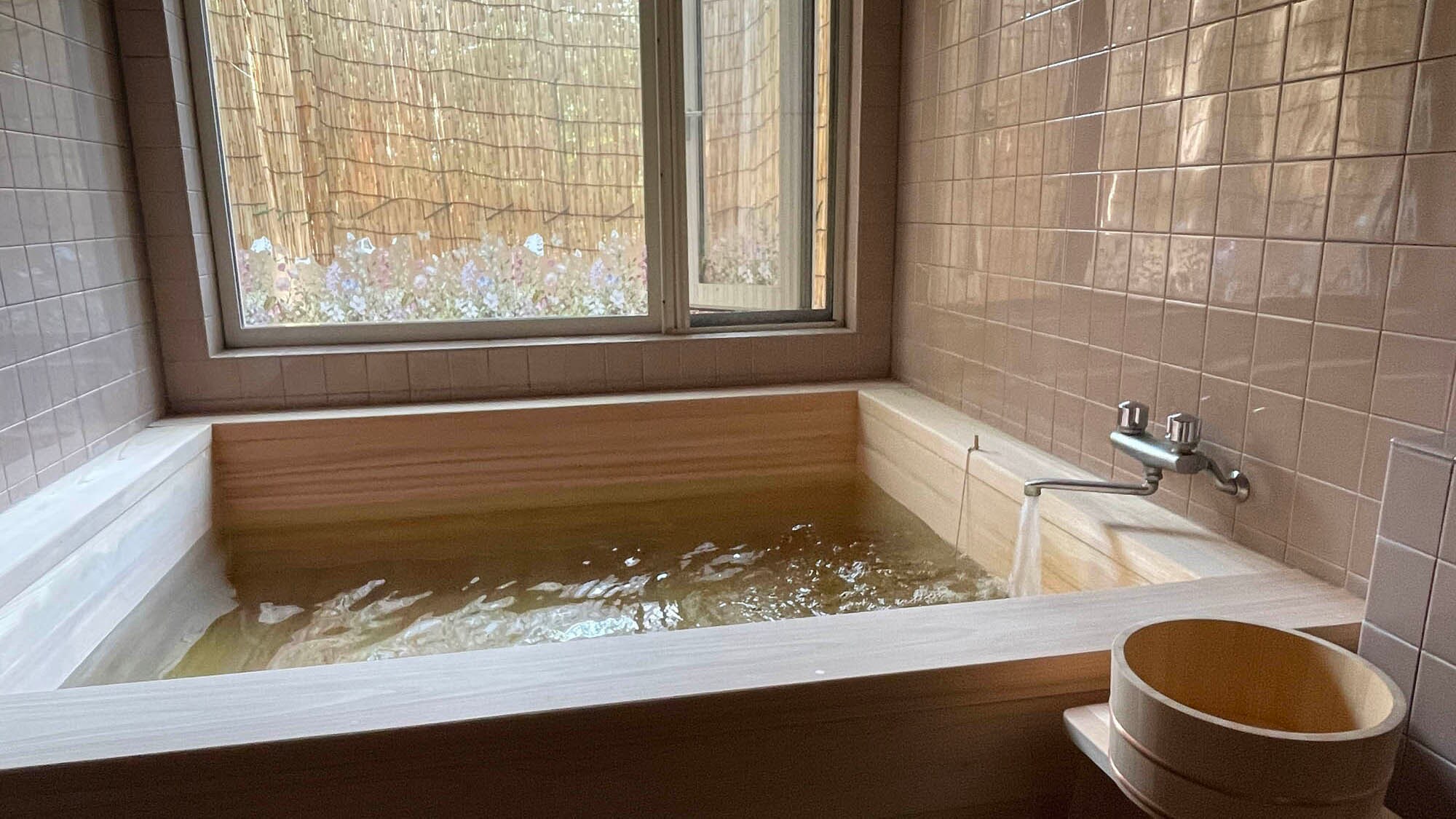 • [Private Hinoki Bath (50 minutes, 1,000 yen)] A hinoki bath available for private use. Recommended for those who want to relax and soak.