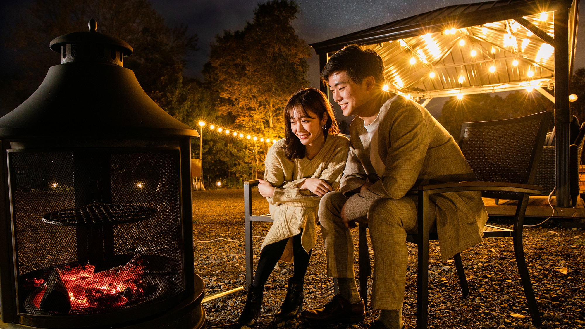 [Bonfire set] Enjoy the flickering flames of a special bonfire set. You can also see the lights of the town at night.