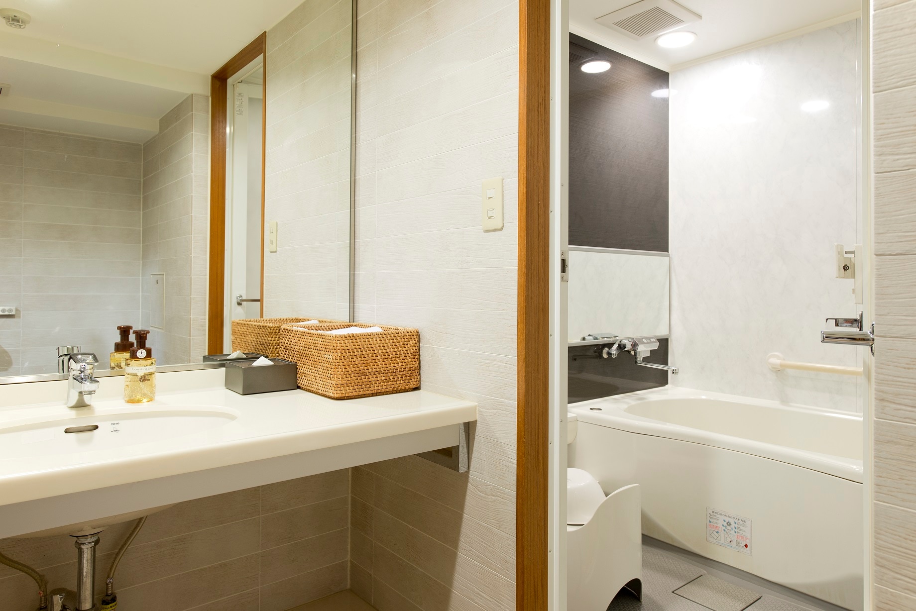 Twin deluxe bathroom