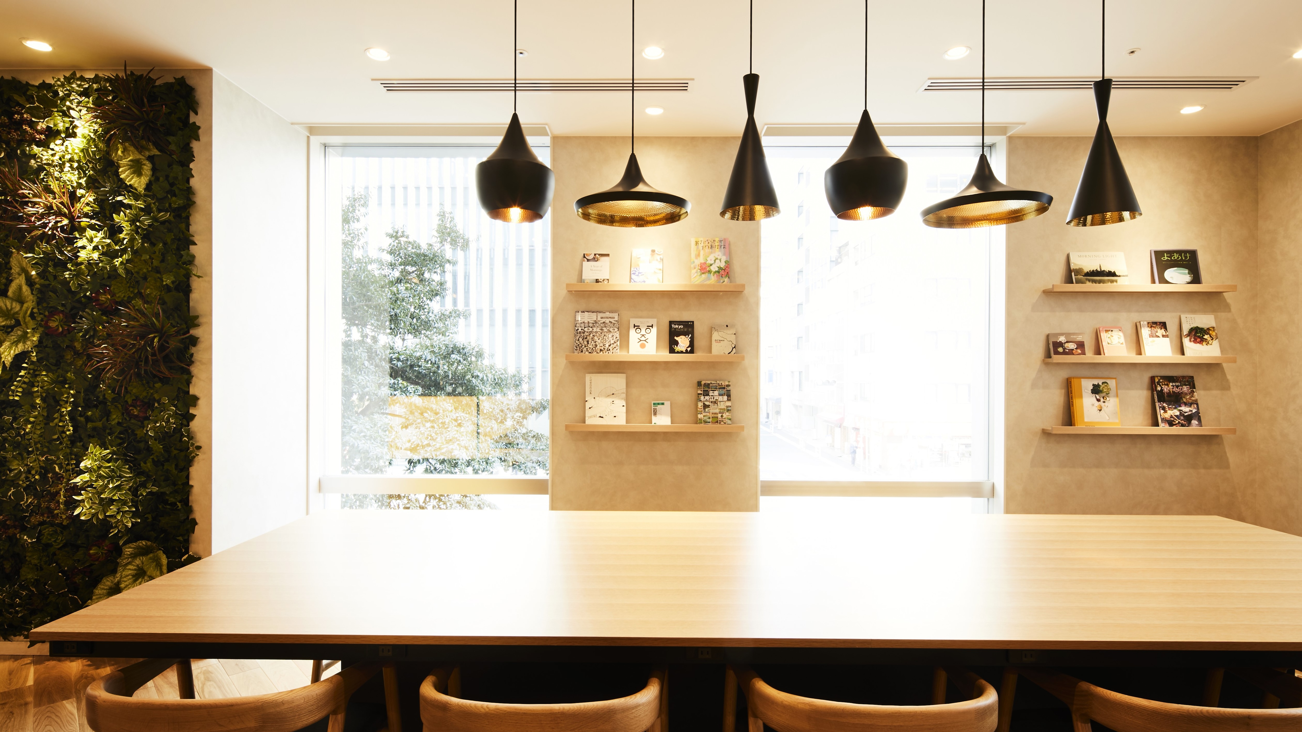 [Intergate Lounge] Offers a variety of services according to the time of day, such as coffee, drinks, light meals, and ochazuke.