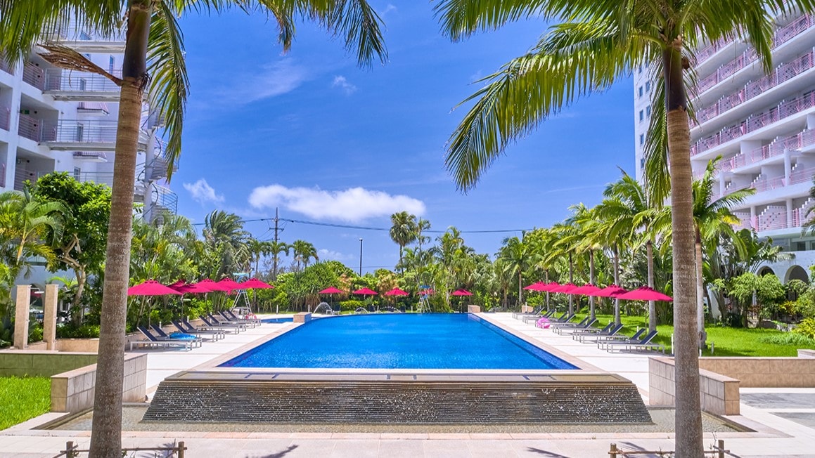 We welcome you in an open space that extends from the lobby to the courtyard.