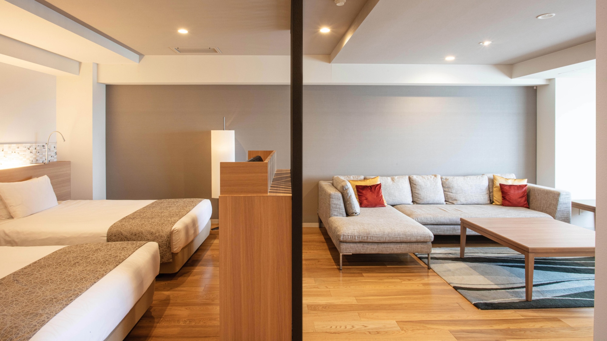 [Example of a top floor suite twin room] <Heisei Modern> A large sofa is provided for your relaxation.