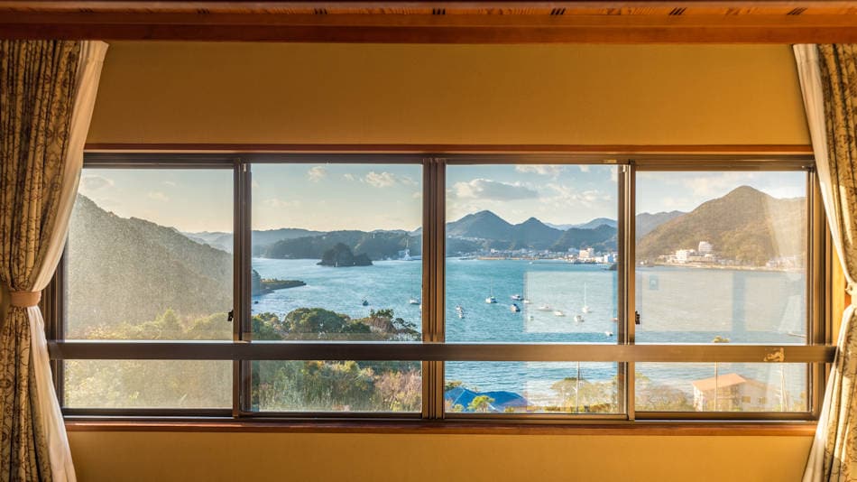 Teluk Shimoda terlihat dari kamar tamu.