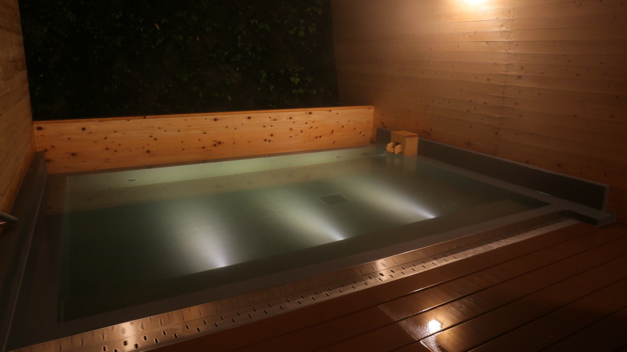 An open-air bath with a magical atmosphere at night