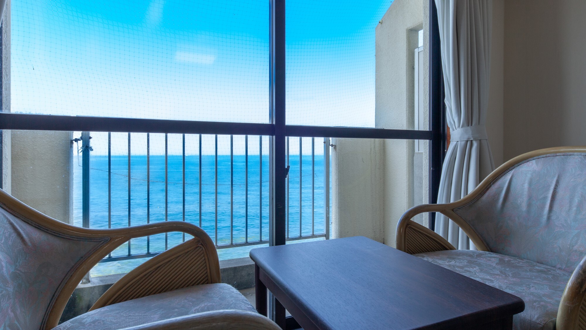 [Japanese-style room 8 tatami mats] You can see the boats passing through Ise Bay ♪