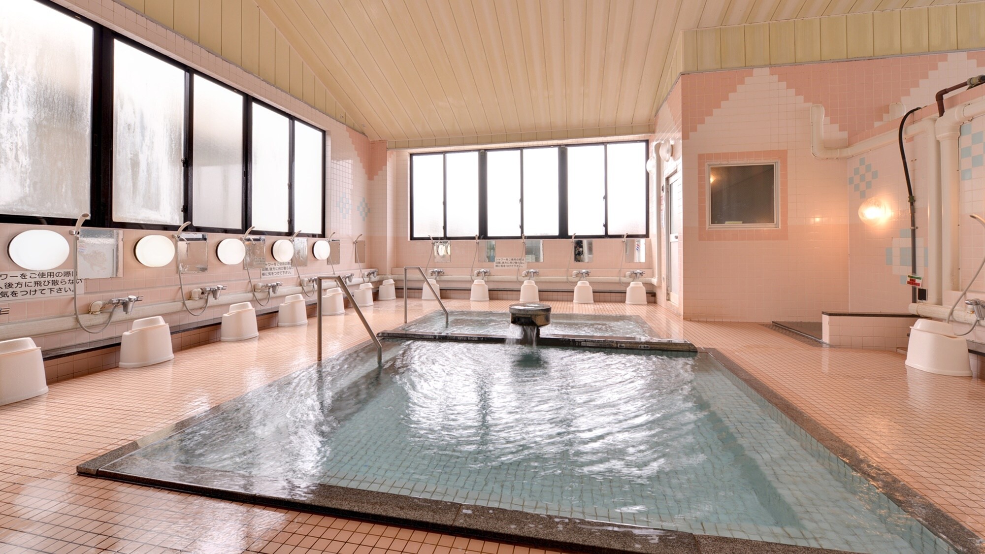 *Large public bath/The natural hot spring "Obo Onsen" flows in abundance. Many people come to take in the high-quality water.