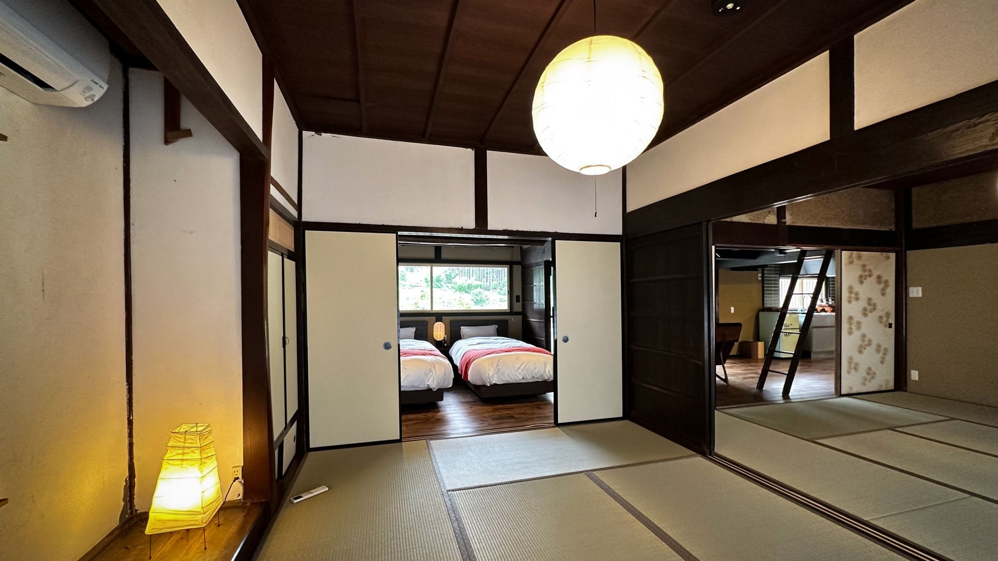 [Taimatsu] Japanese-style room. We have two Japanese-style rooms, each 6 tatami in size. Please stretch out your limbs and relax.