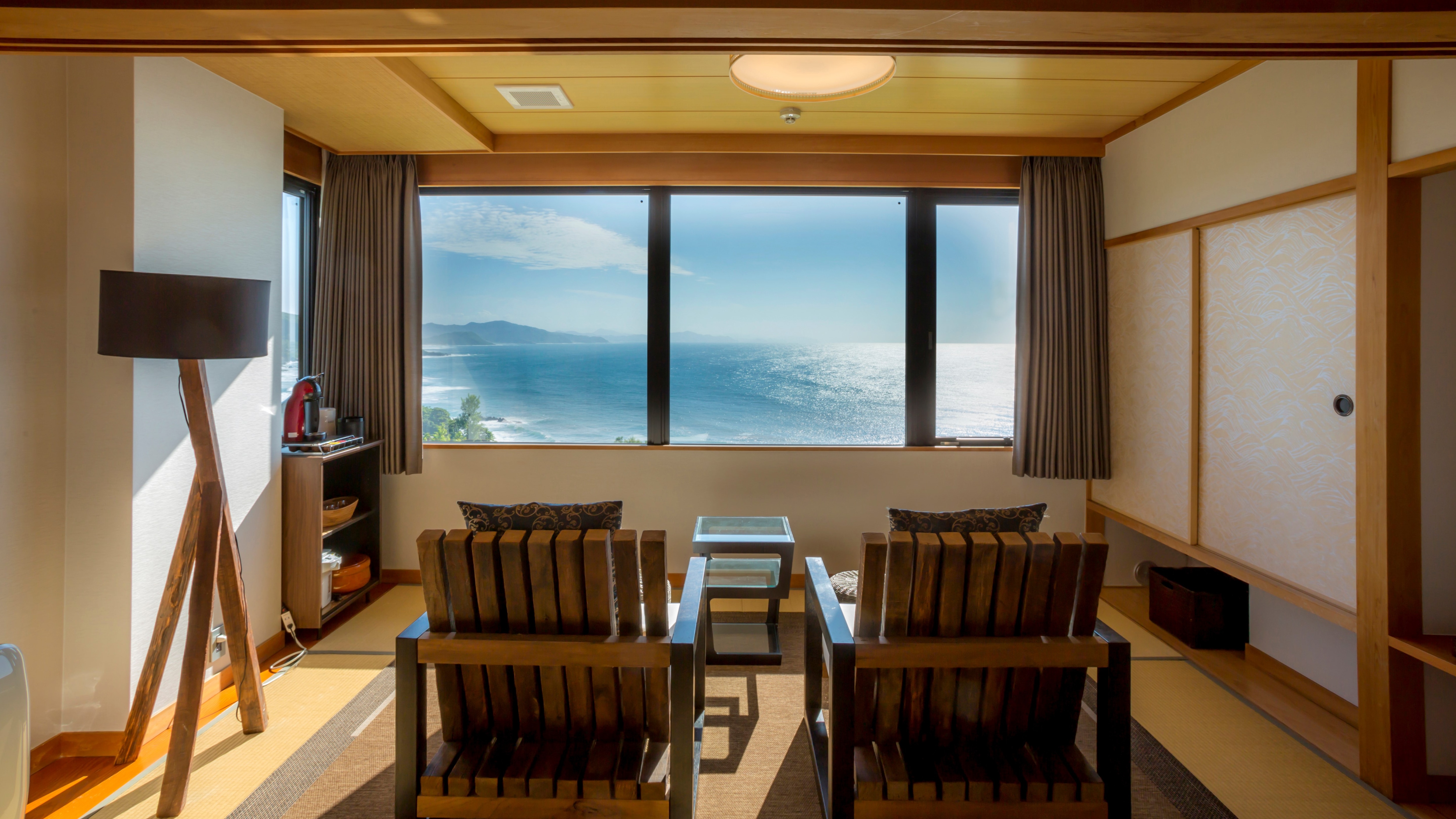 [Top floor special room "Tenkai"] From the ocean view guest room, you can overlook the beautiful sea like a painting.