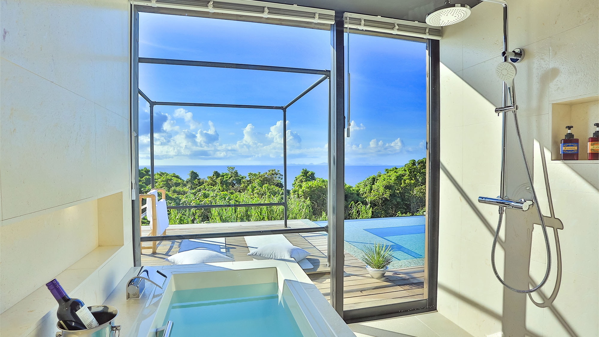 ・Enjoy a luxurious time with a panoramic view of nature and the horizon