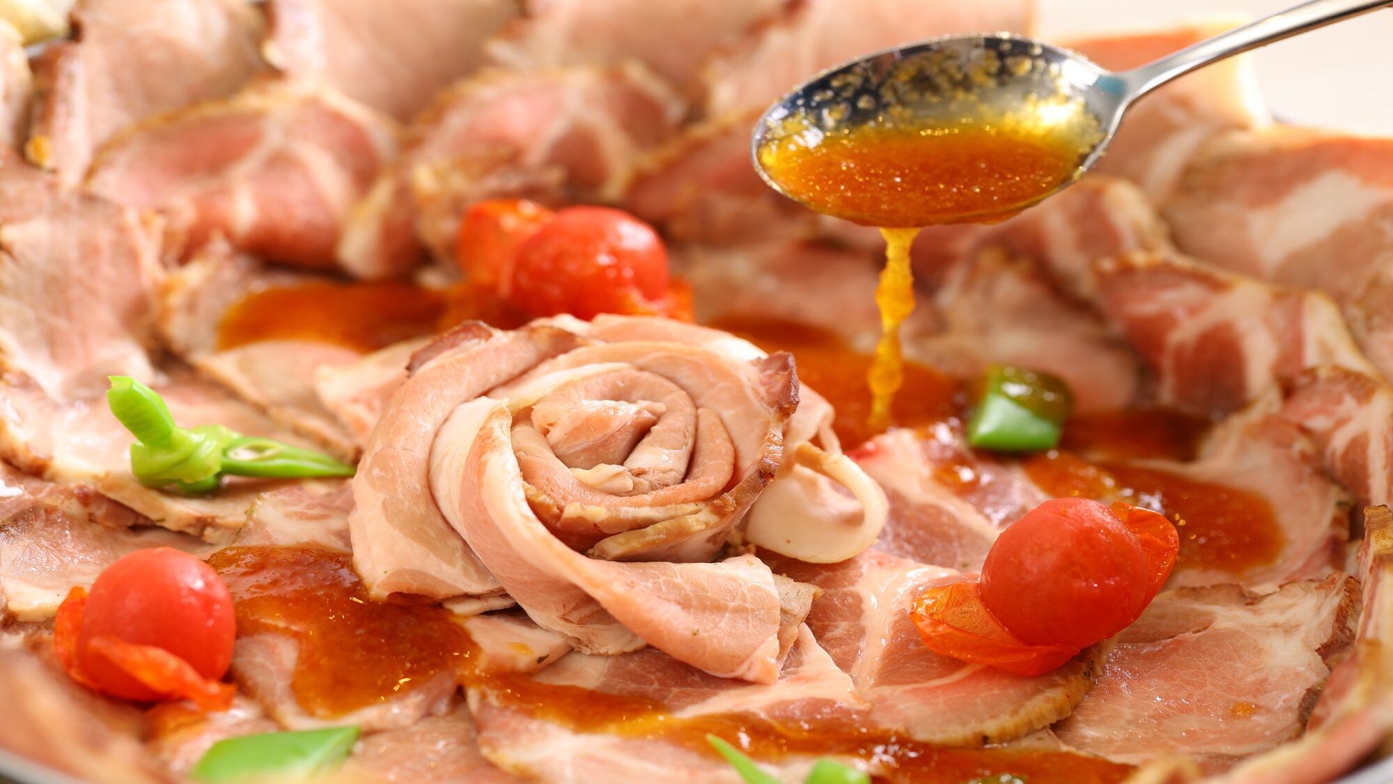 自助晚餐图片：烤猪肉，鲜嫩多汁的肉配特制酱汁