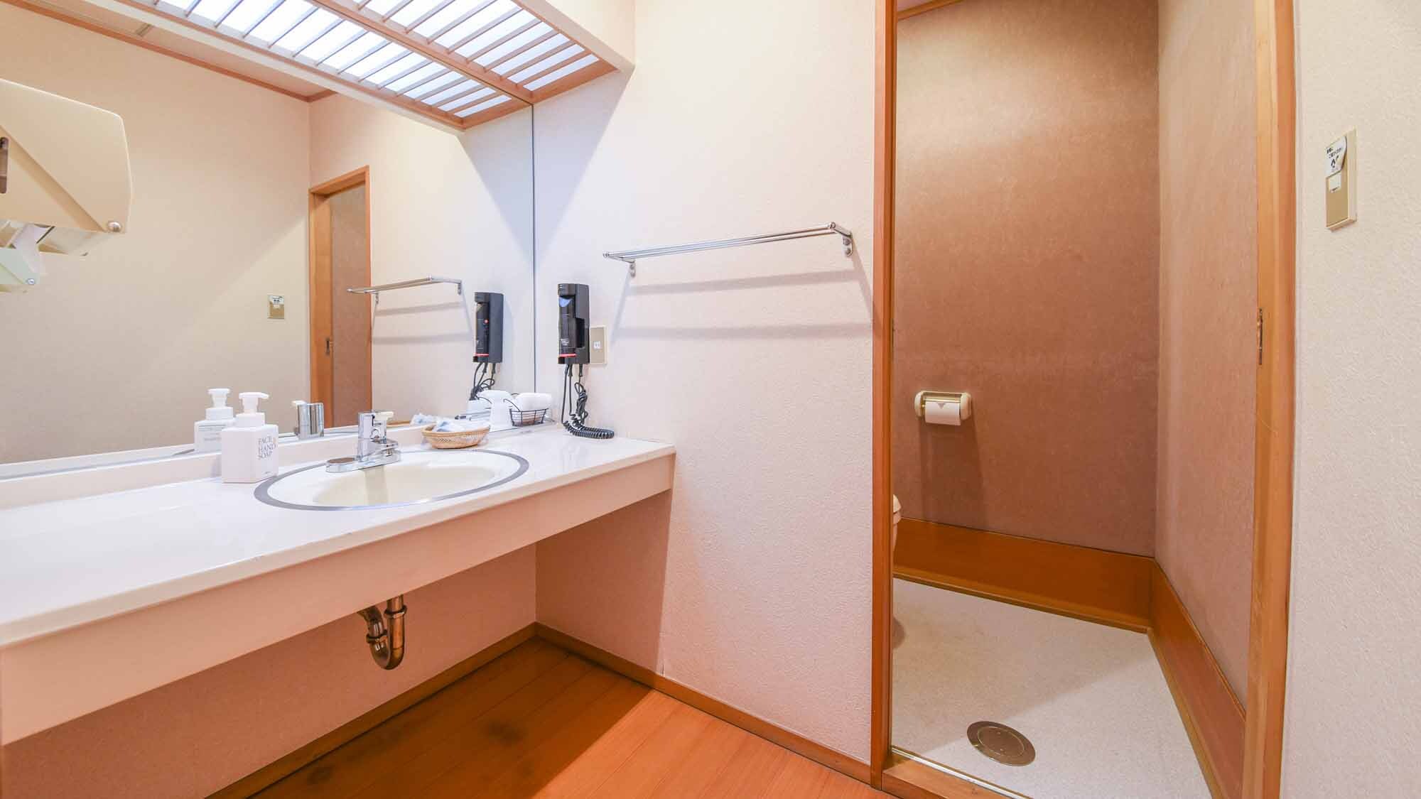 *[Guest room/Japanese-style room with 12 tatami mats] The washbasin has a spacious mirror and a clean feel.