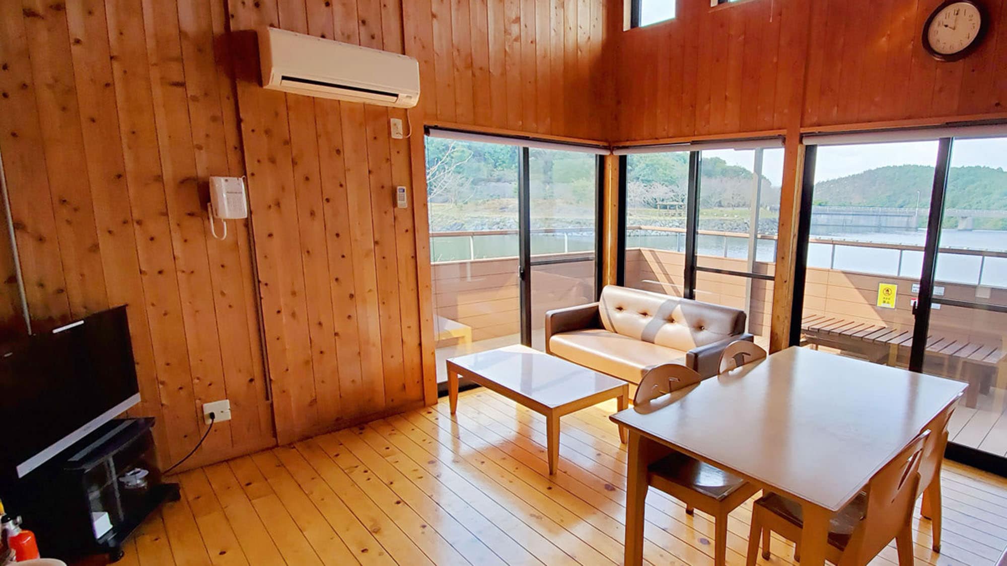 ・ [Cottage / 2-4 people type] You can see the mountains and the lakeside from the big window, and the feeling of openness is outstanding!