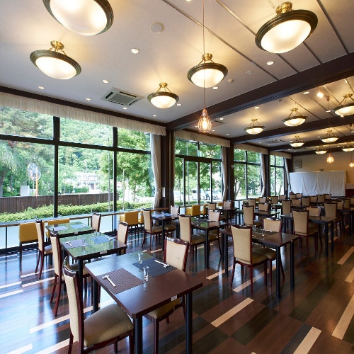 [Restaurant] A warm and soft restaurant where sunlight shines through