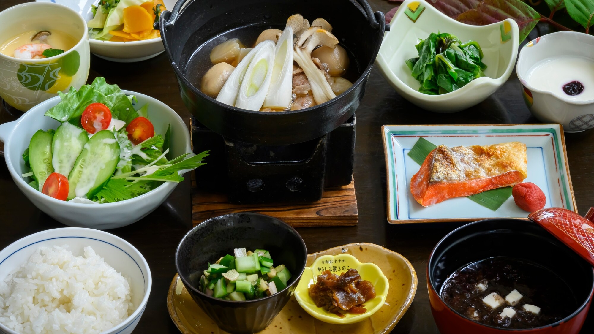 [ตัวอย่างอาหารเช้า] เพลิดเพลินไปกับอาหารท้องถิ่นของยามากาตะ เช่น "อิโมนินาเบะ" (หม้อไฟมันเทศตุ๋น) และ "ดาชิ" (น้ำซุป)