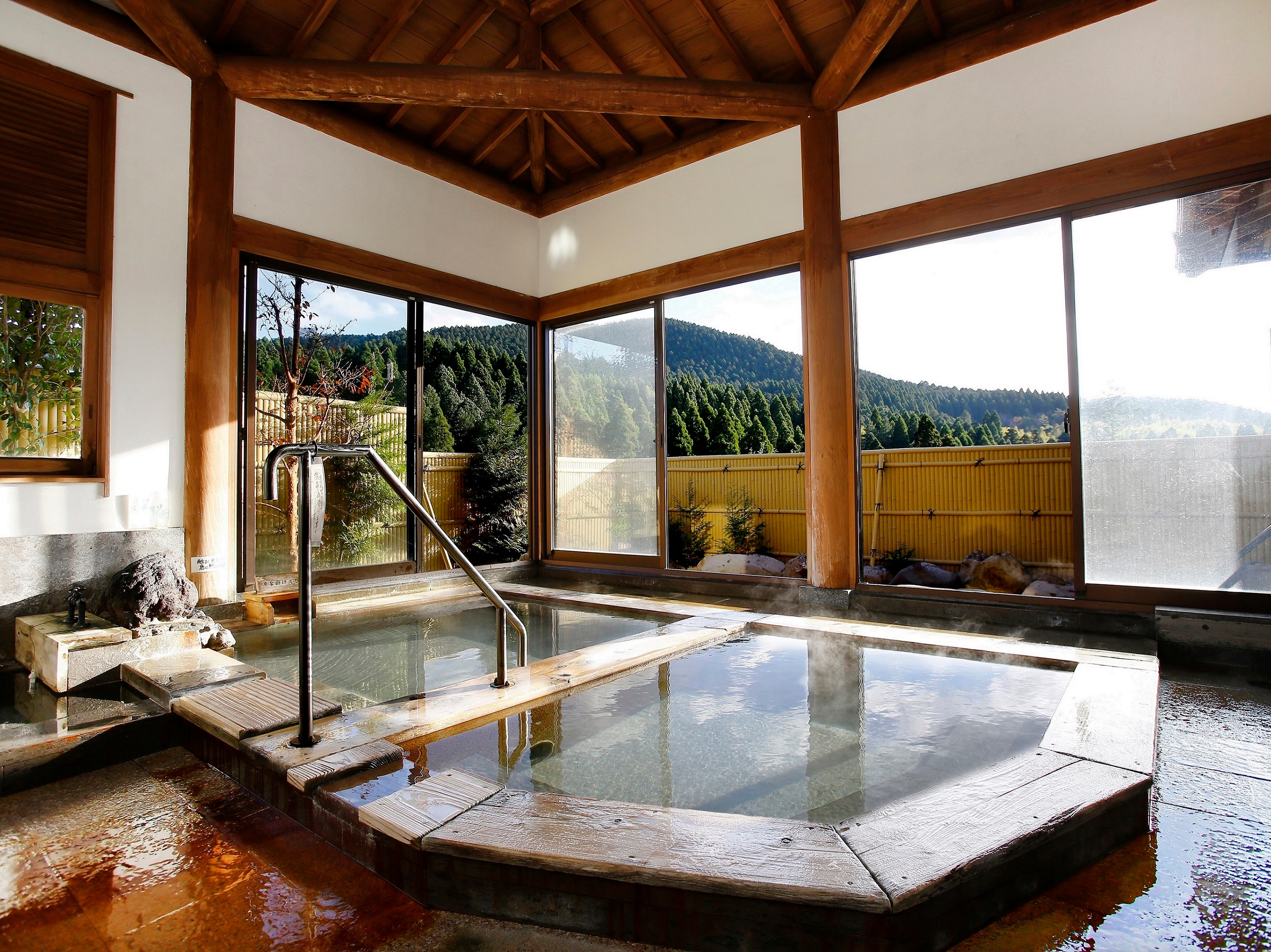Kamar mandi umum besar, siang hari①
