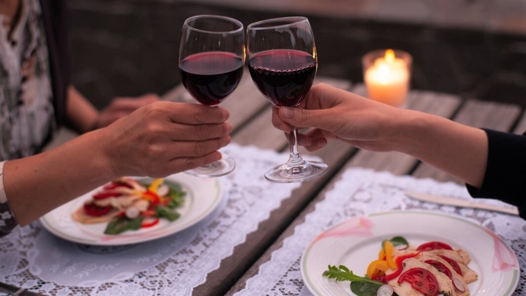 Bistro Dinner: เชียร์ส! (ตั้งแต่กลางเดือนมิถุนายน)