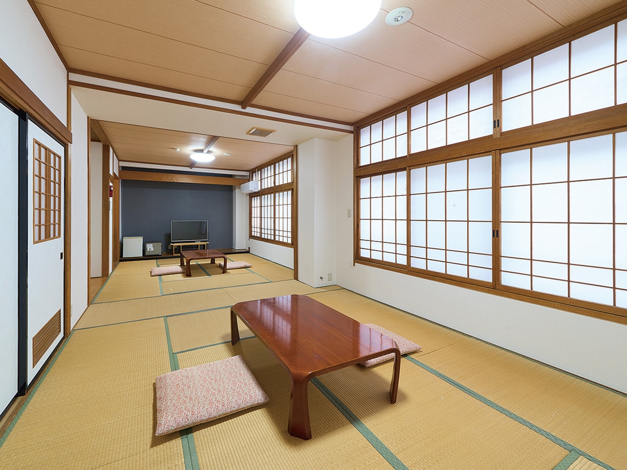 Phòng lớn theo phong cách Nhật Bản với 18 tấm chiếu tatami và phòng tắm