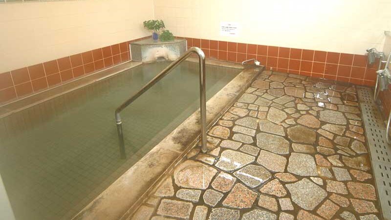 *室内浴池：100％天然赤仓温泉水，被誉为“天然润肤露”