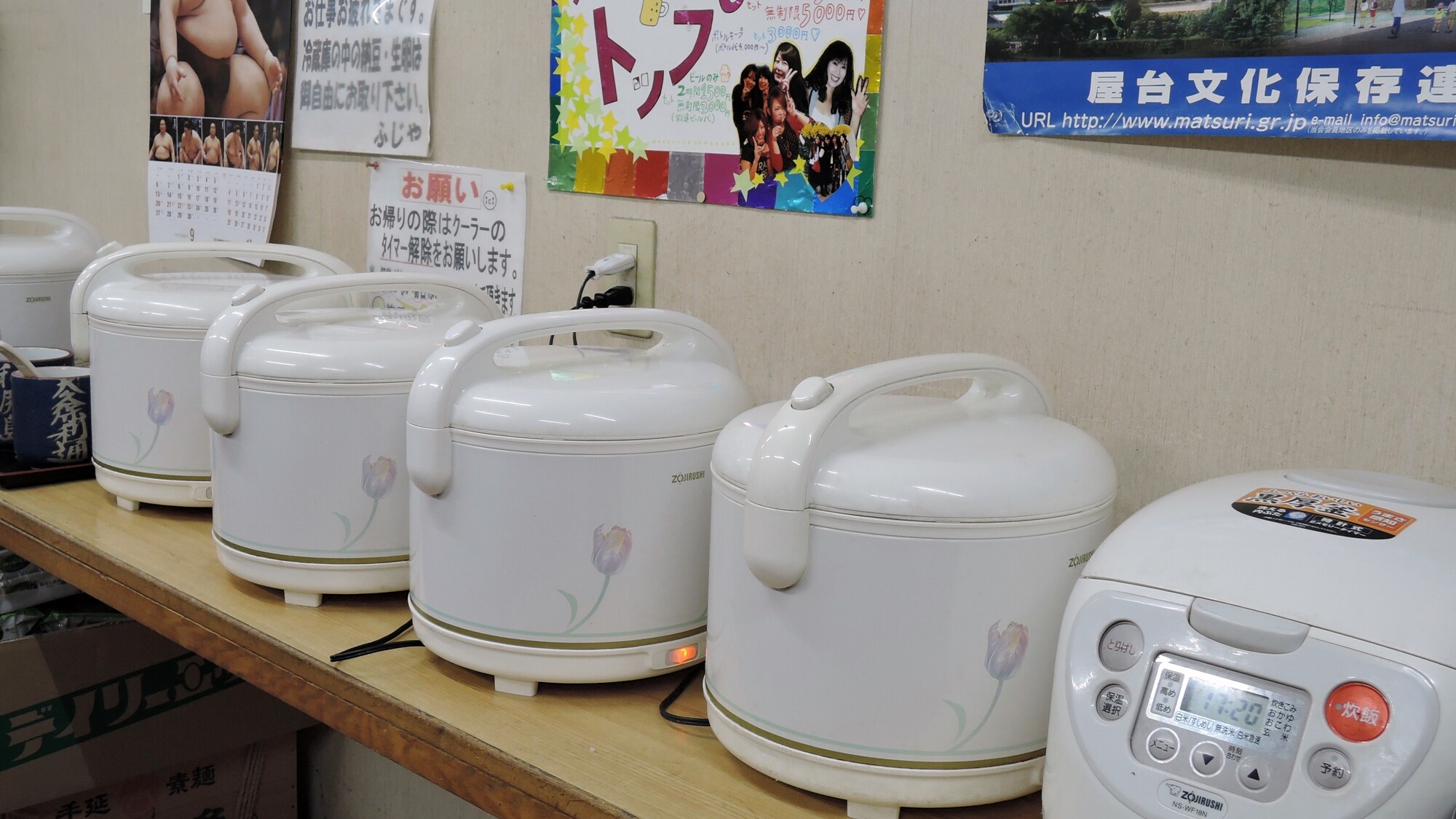 *All-you-can-eat rice, natto, Korean seaweed, pickled radish, and kimchi during mealtimes!