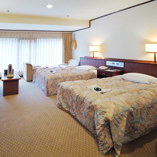 Kamar bergaya barat (twin bed) di gedung utama