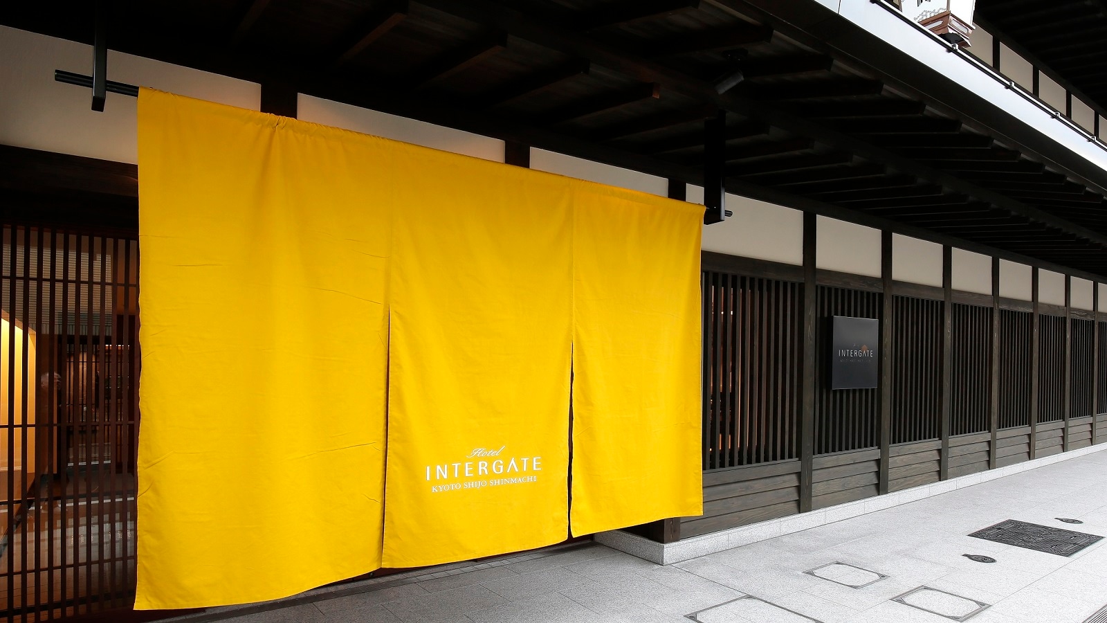 Appearance (yellow curtain)
