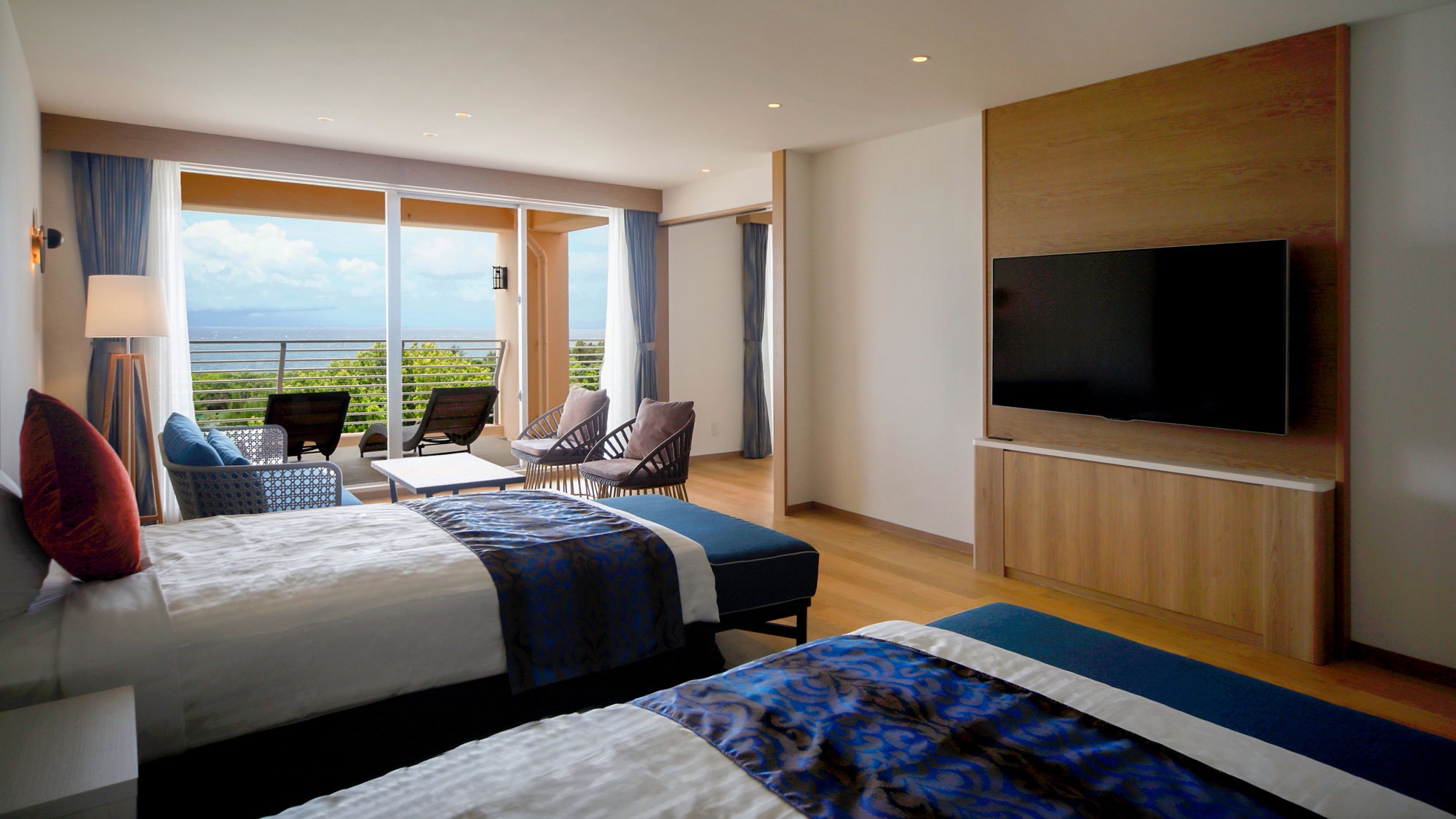[Main Building/Coral Blue Suite] The separate bedrooms are ideal for families of three generations.