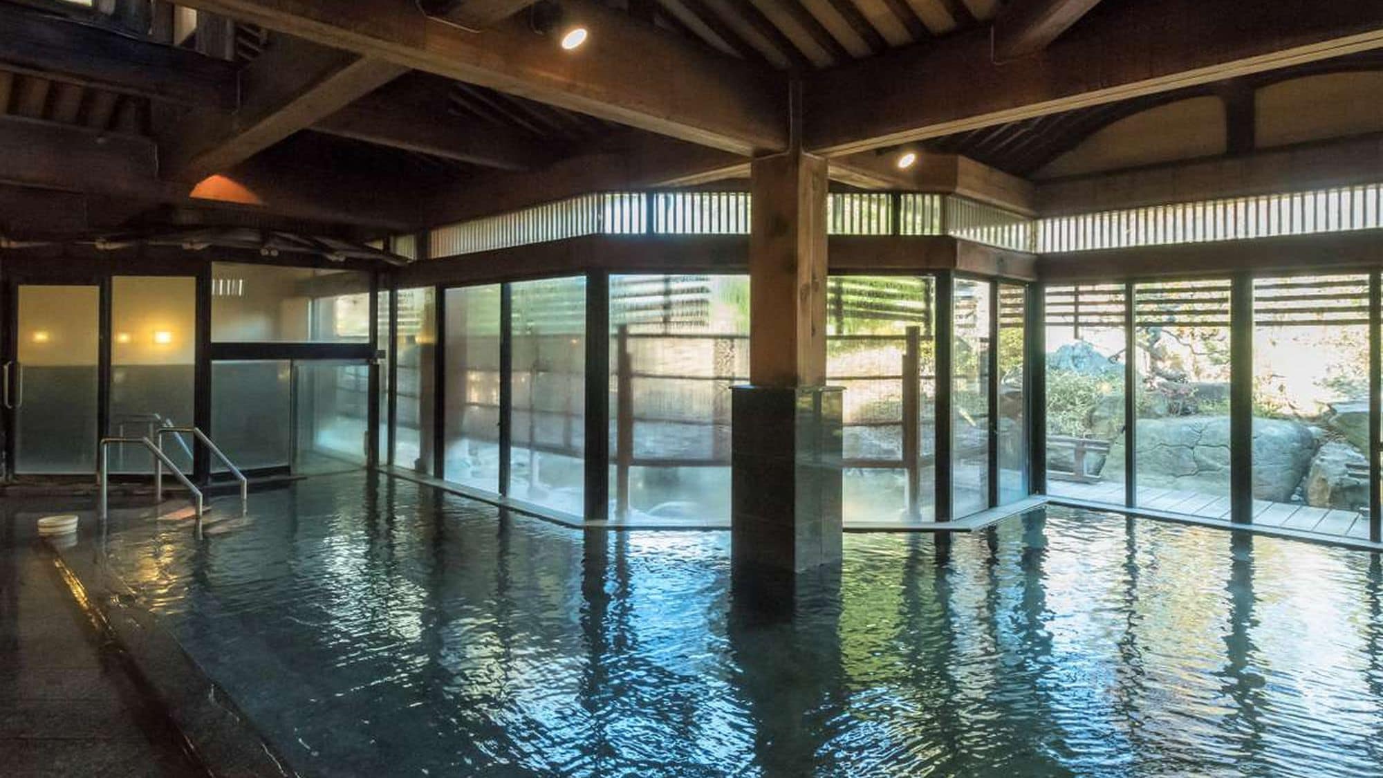 [Shikibu no Yu] *A deep bath, Ryusen-an has an open-air rock bath, Asakuramon has a steam sauna and Goemon bath, and more!