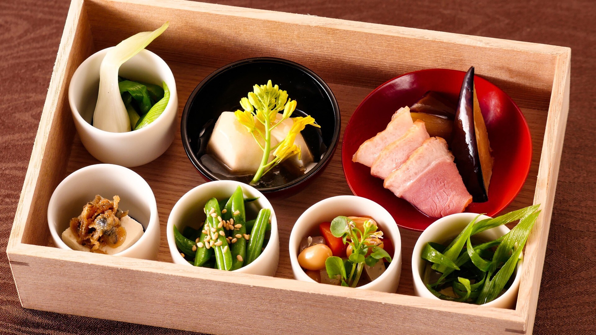 [Meals] A variety of dishes that utilize the taste of the ingredients as they are