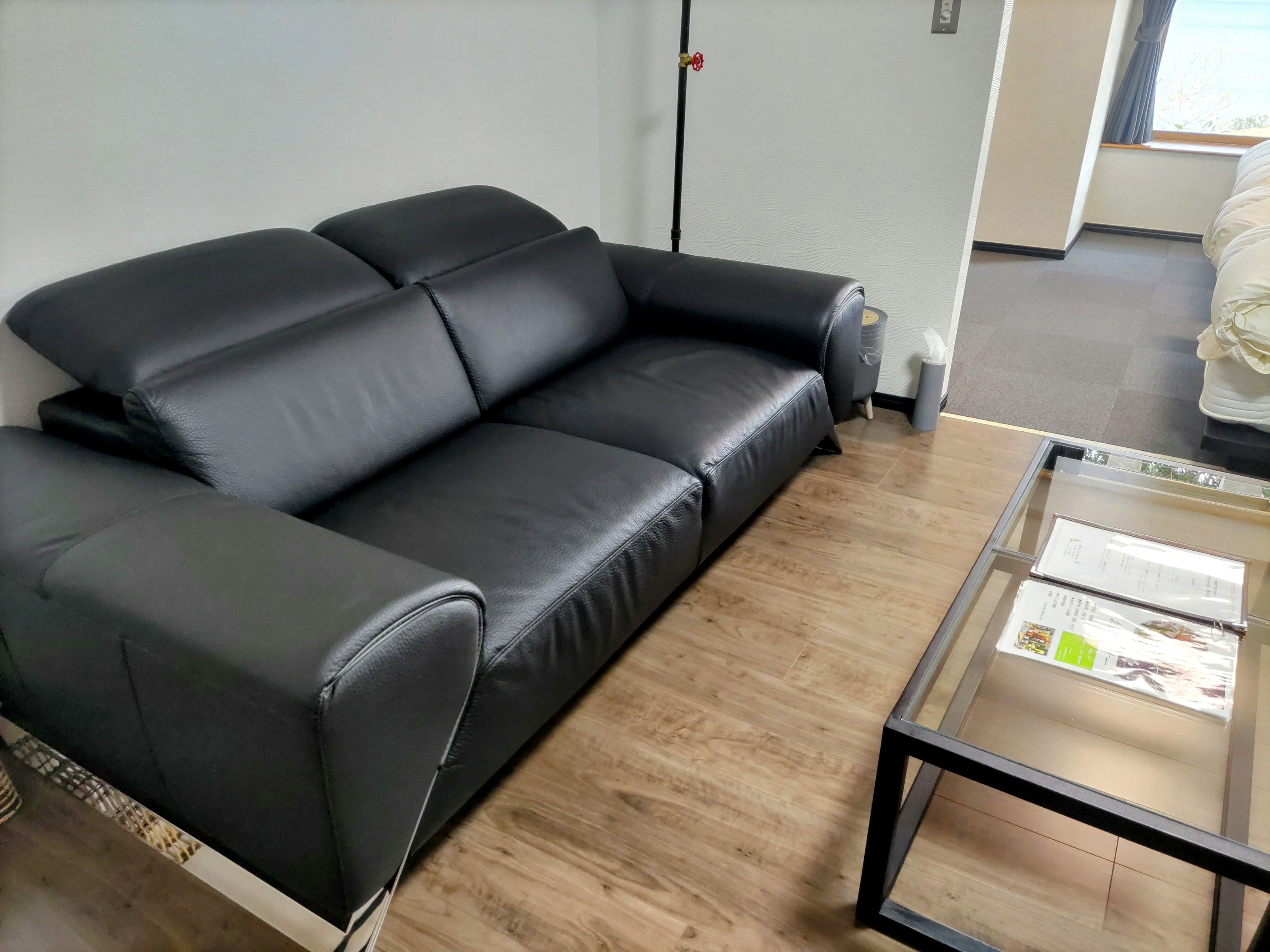 【海景双床房】配备真皮设计师沙发。