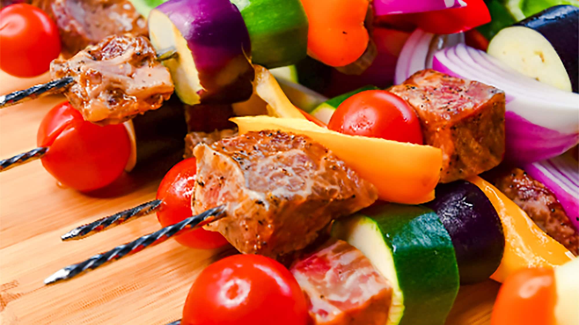 ・The meat slowly grilled at the BBQ is delicious! It's a great way to have fun conversations with your friends.