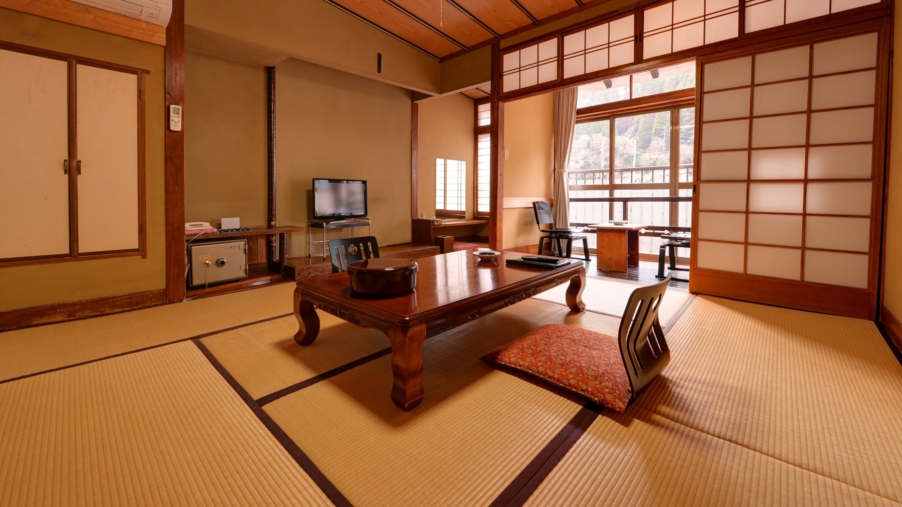 *Reserved Japanese-style room (8 tatami mats) (example of a guest room) / Recommended for groups or families!