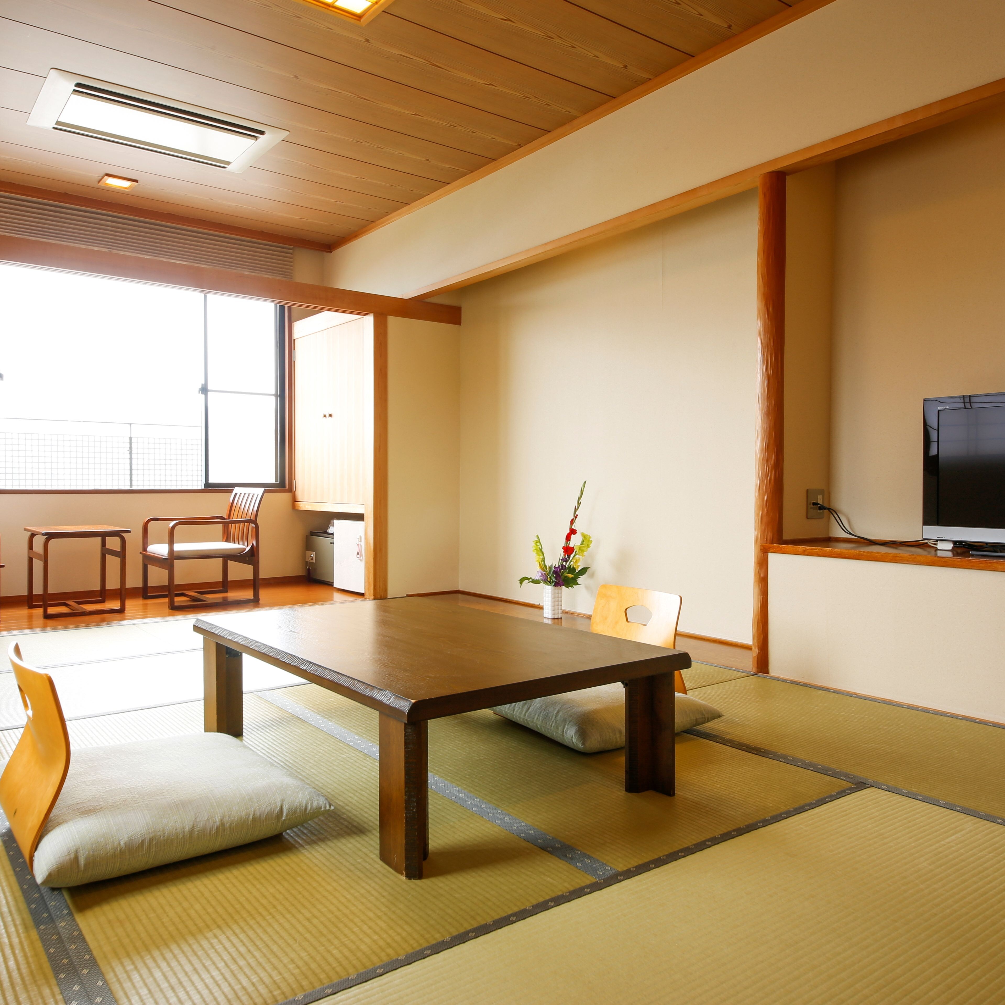 ในห้องสไตล์ญี่ปุ่นที่สะอาดและเงียบสงบ คุณจะลืมความเร่งรีบในชีวิตประจำวันและผ่อนคลายไปได้เลย