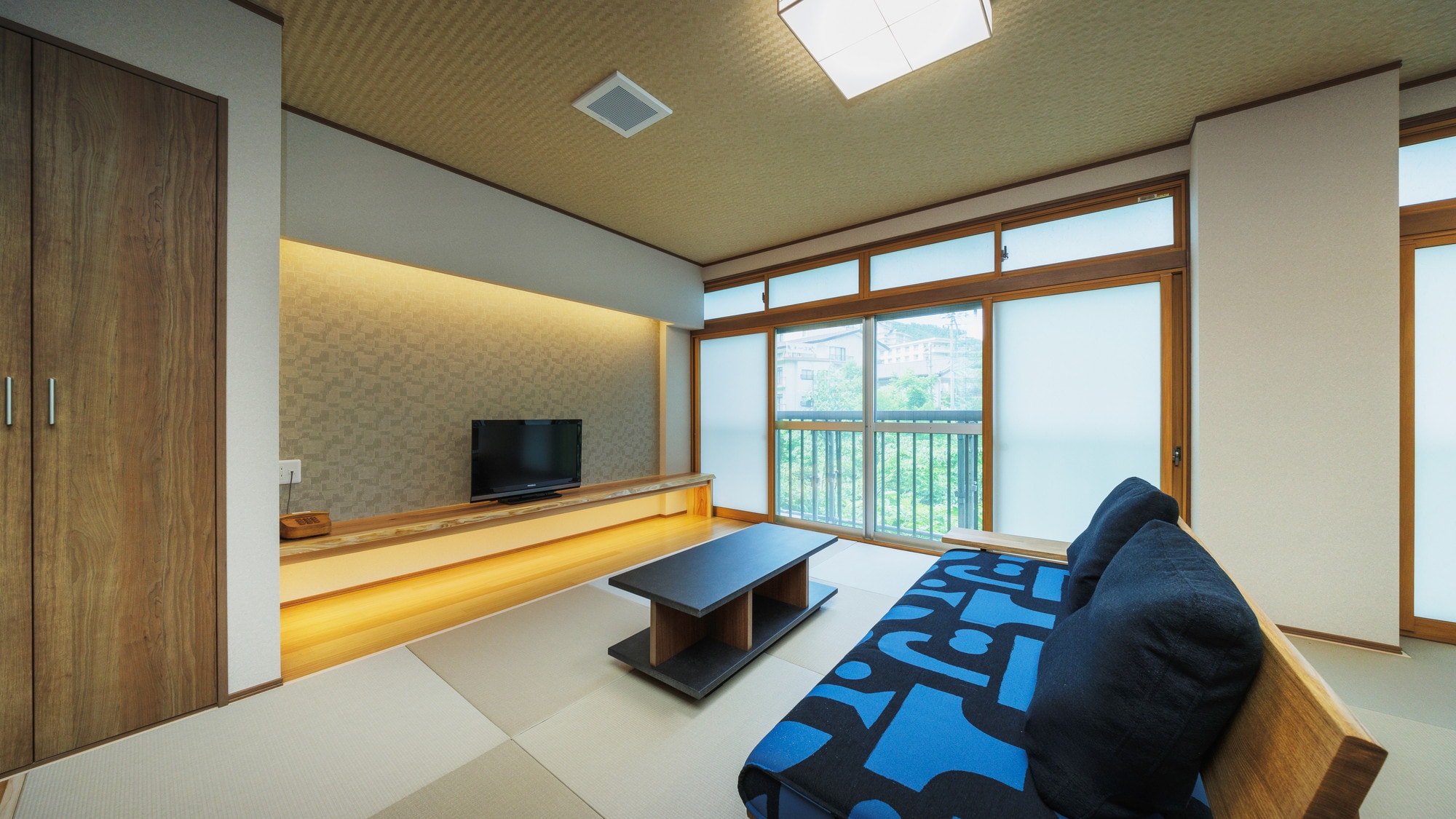 [Renovated guest rooms where you can stay with pets] Comfortable sofas made from Hida cedar