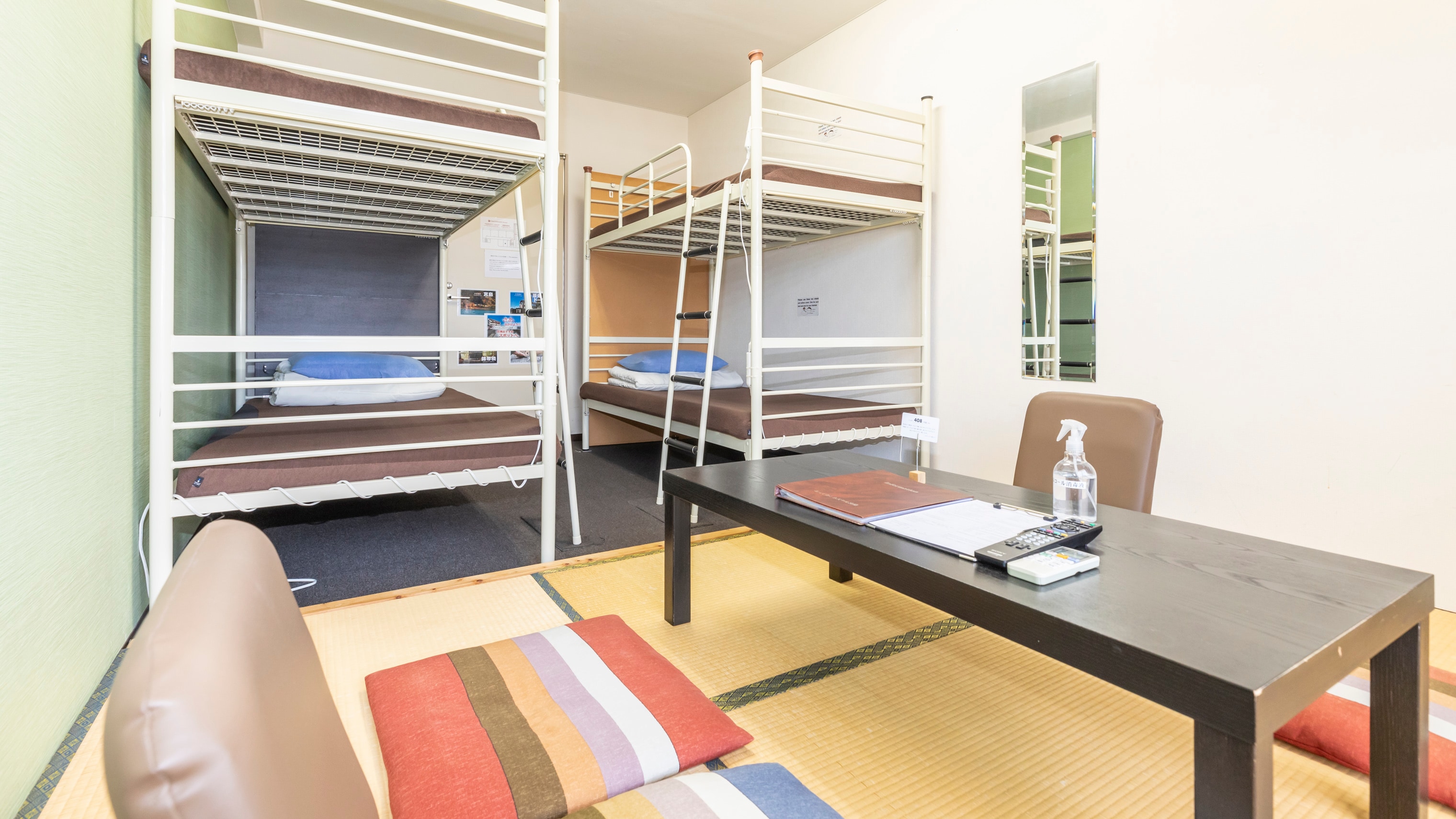 [Non-smoking] Japanese-Western style room for 1 to 4 people (bunk beds) (shared bathroom and toilet)