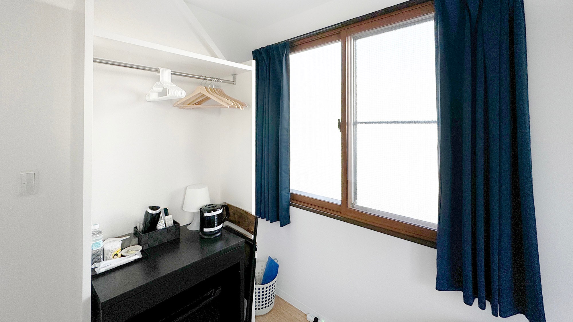・[104 Twin] There is a small desk by the window where bright sunlight pours in.