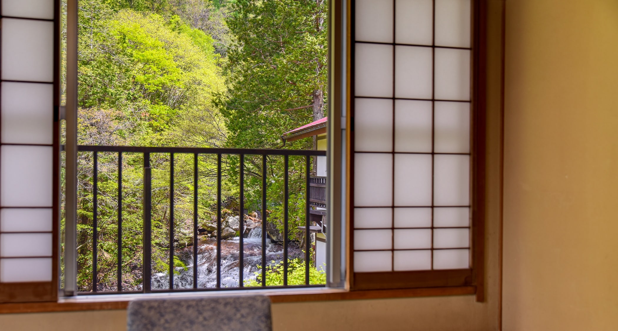 ※【日式房間8張榻榻米（瀑布、溪流側）】 可以眺望瀑布、溪流的角落房間。