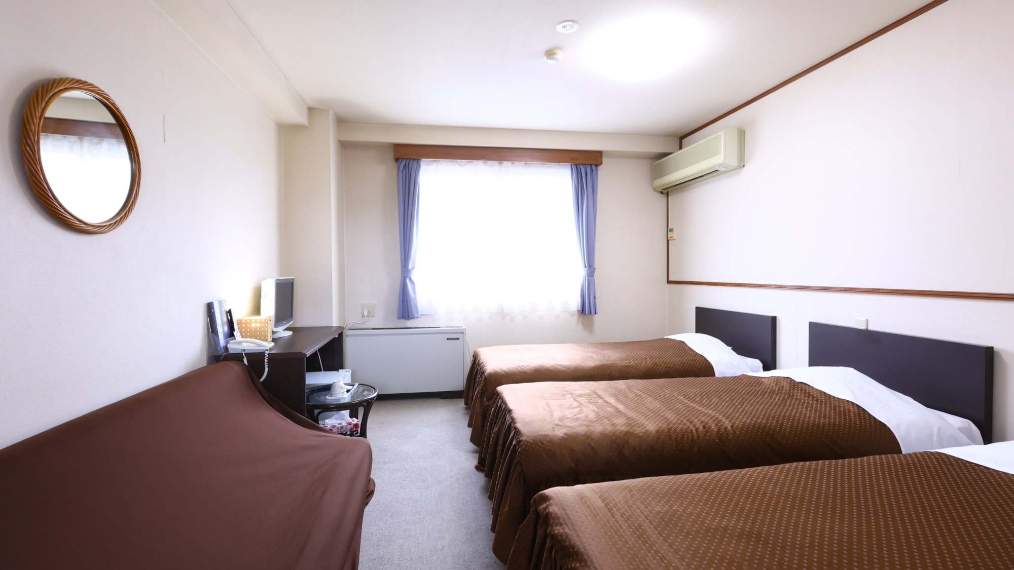 An example of a Western-style triple room. There are 3 regular beds so you can rest comfortably.