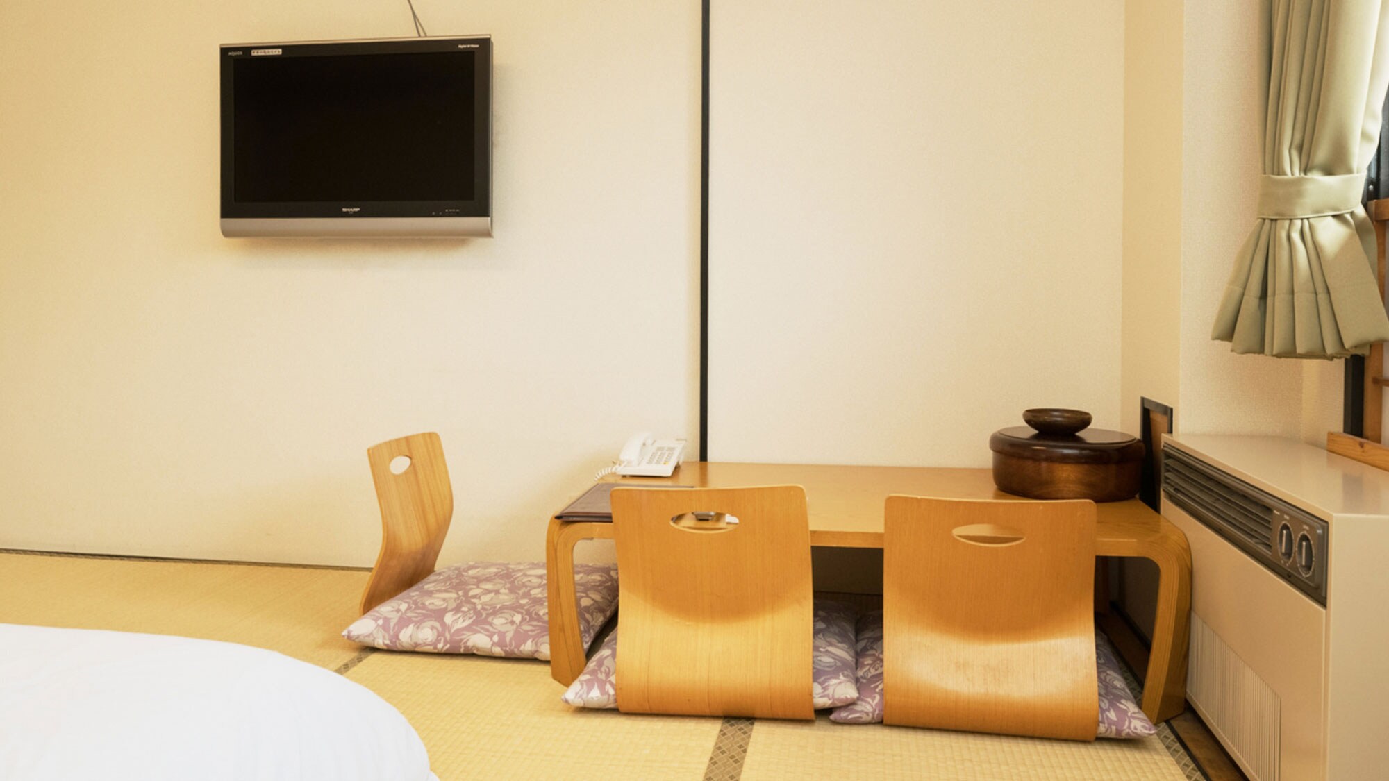 ・【10疊日式房間範例】即使鋪上被褥,角落處也有足夠的空間放置書桌。